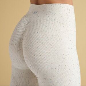 Prozis Peach Perfect Leggings Size Medium
cream with multi color specks